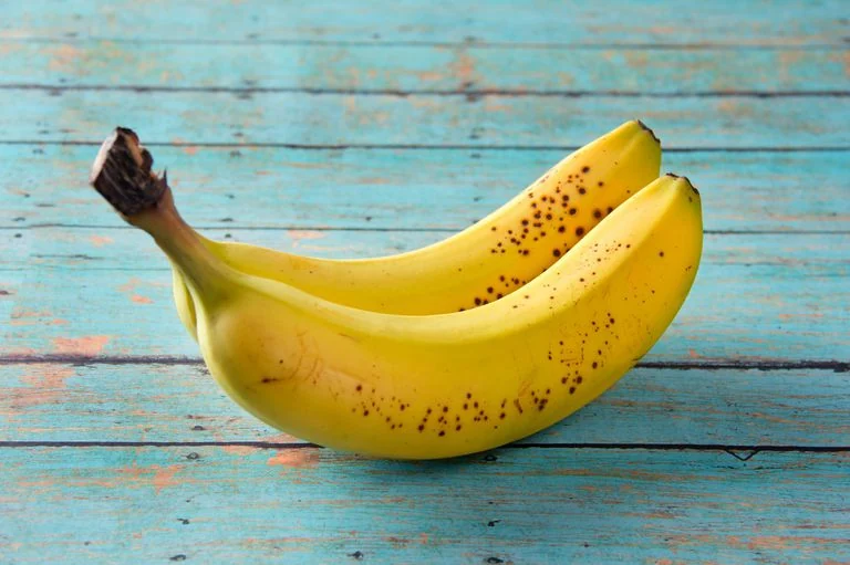 Platanos maduros sobre la mesa