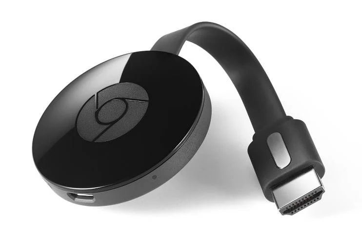 Chromecast negro con cable HDMI conectado al televisor