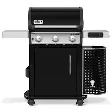 El poder y la precisión de una parrilla de gas Weber. Moderno asador de gas Weber de color negro, con tres quemadores, gabinete cerrado y mesas laterales para preparación.