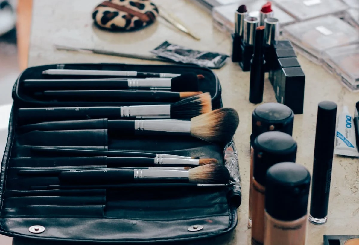 Es importante cuidar las brochas para maquillaje para mantenerlas en buen estado. Neceser con brochas para maquillaje de distinto tamaño.