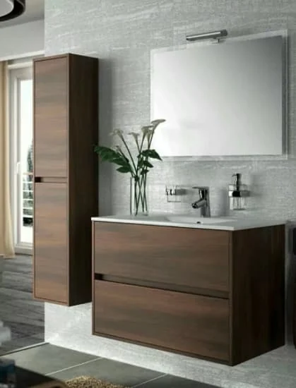 Diseño de baño moderno con paredes en azulejos gris claro texturizado y muebles de madera oscura, creando un contraste elegante y sofisticado.