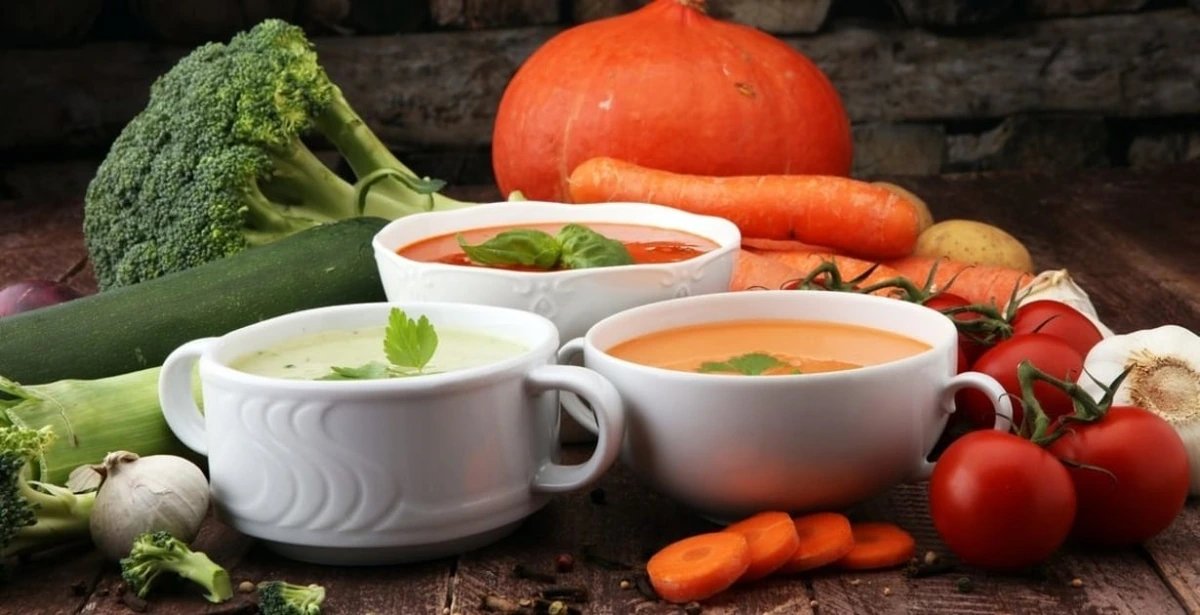 Sopa de tomate con albahaca fresca, un plato lleno de frescura. Sopas caseras: recetas saludables y nutritivas