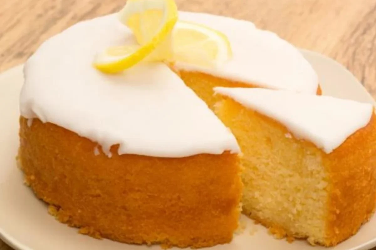 Torta de limón fresca y jugosa con glaseado blanco decorativo