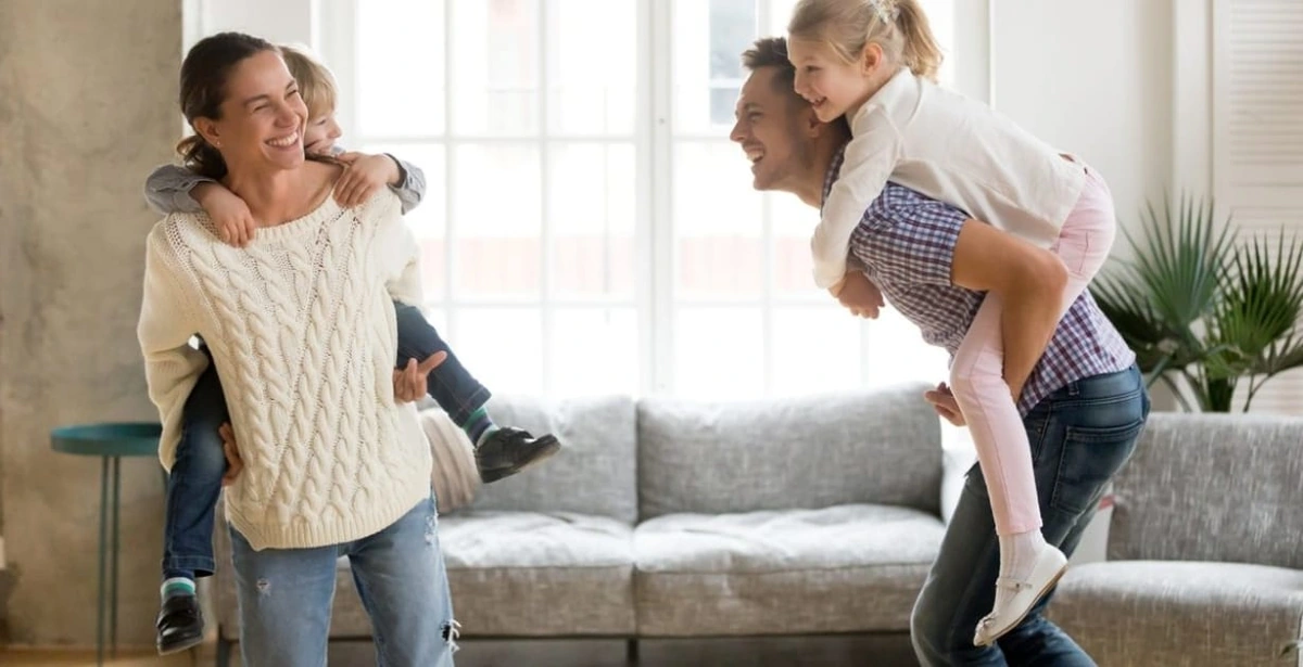 padres jugando con niños