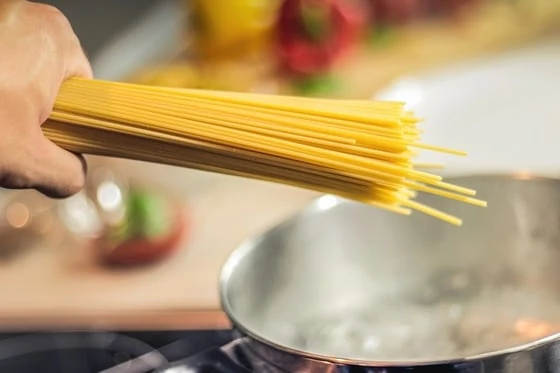 cocinar fideos