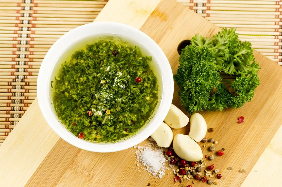 Salsa con perejil, ajo y pimienta para carnes y pastas