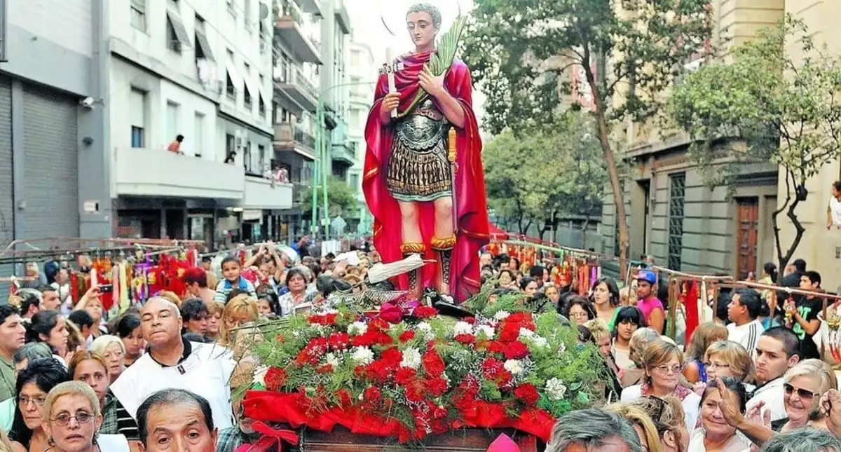 Fieles llevando en andas la imagen de San Cayetano en el Santuario de Liniers, punto de partida oficial de la Peregrinación a Luján 2025.