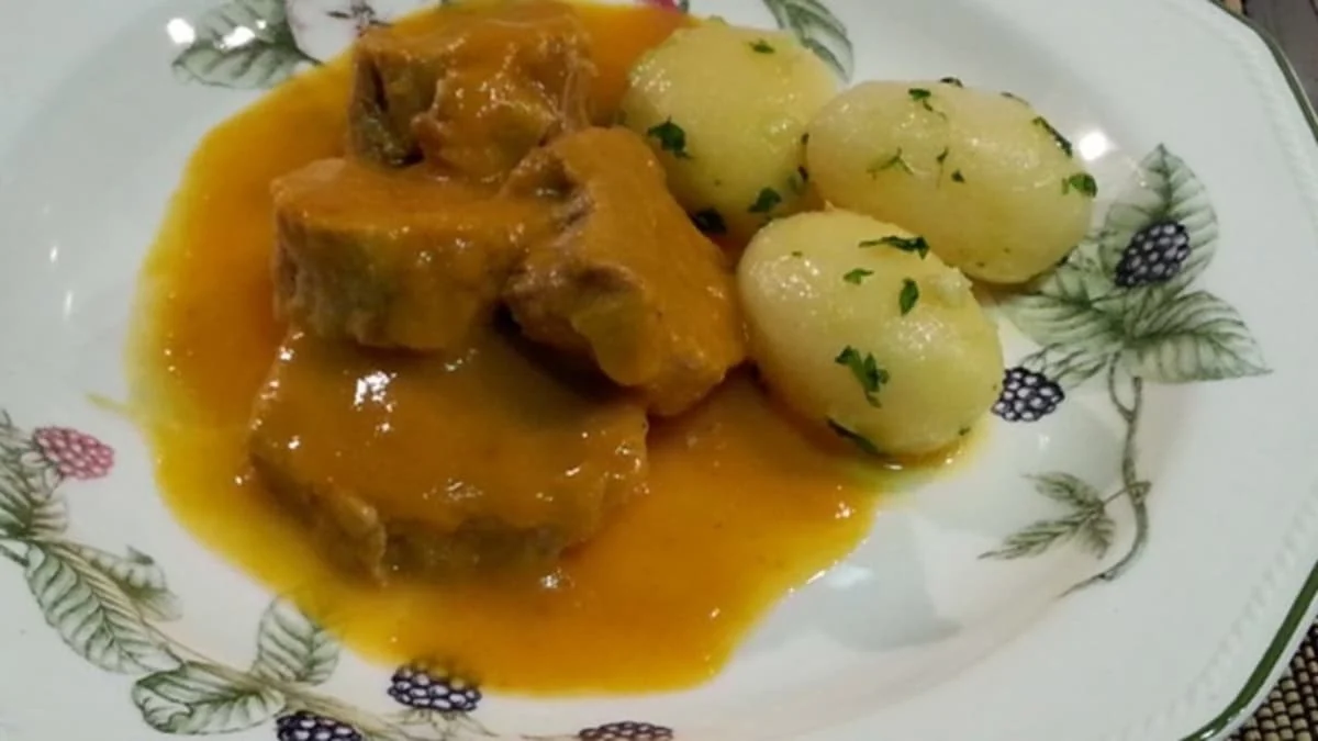 El solomillo de cerdo con patatas es una comida muy rendidora para Navidad