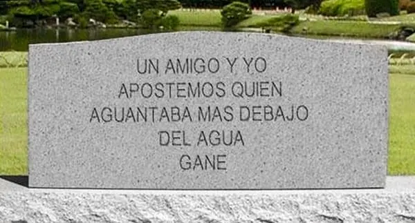Epitafio humorístico inscrito en lápida mexicana
