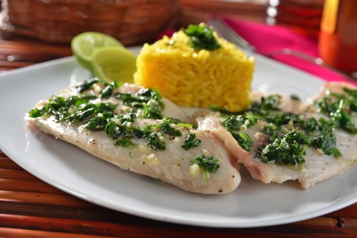 Pechugas de pollo con perejil y guarnición de arroz