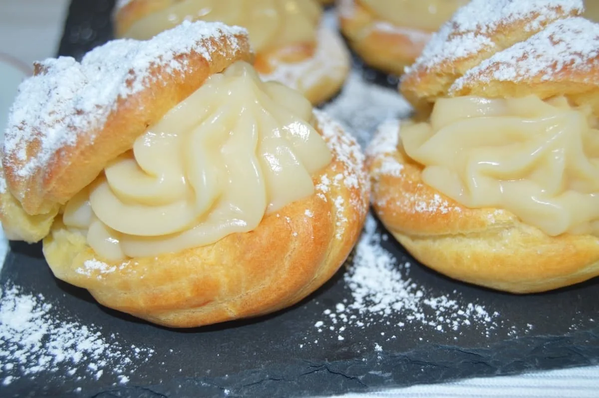 Los profiteroles son una receta tradicional francesa. Profiteroles: receta tradicional de dulce francés que se hacen con pasta choux.