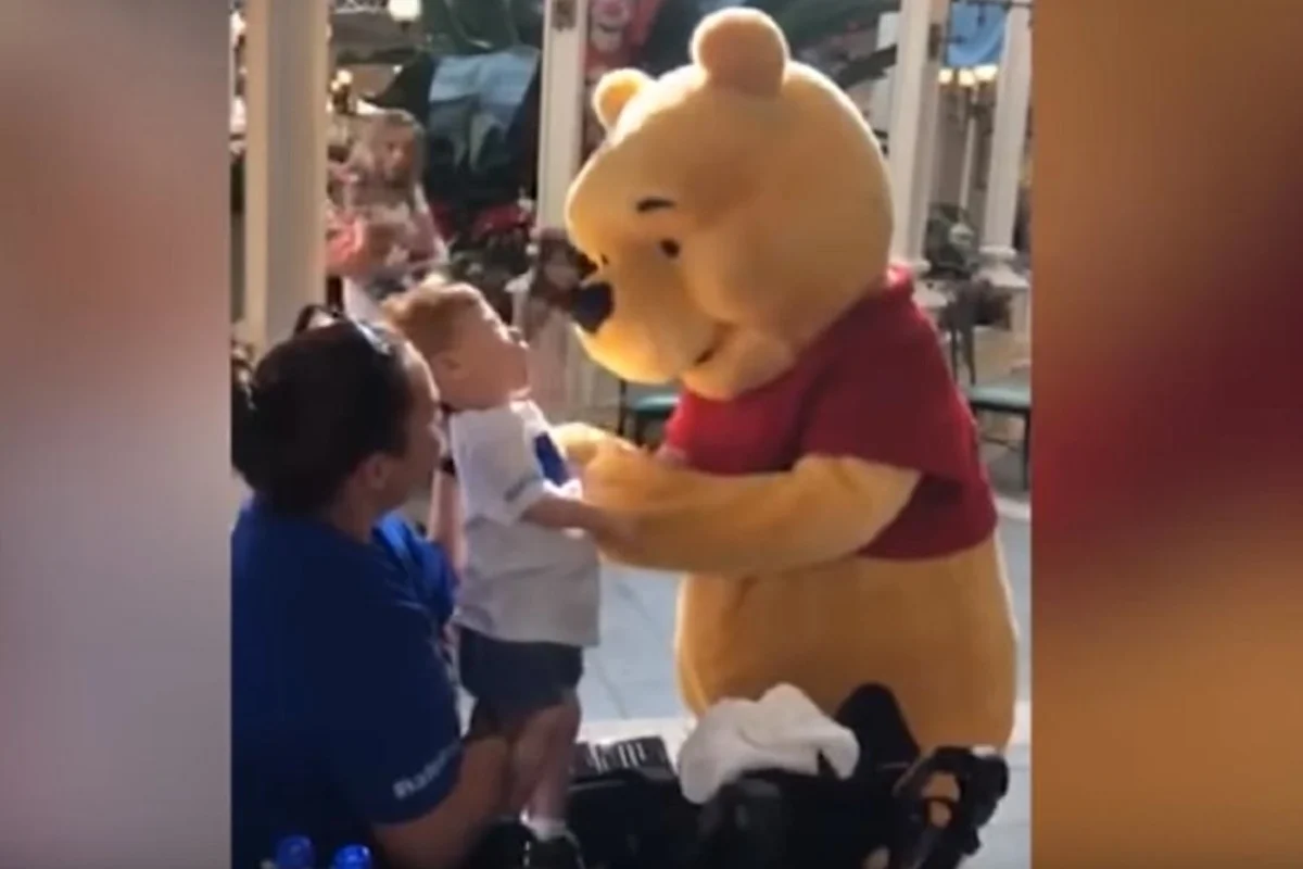 Winnie the Pooh niño con discapacidad