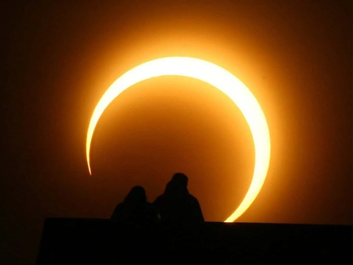 Imagen de un tipo de eclipse solar que no llega a ser total en el momento de la foto