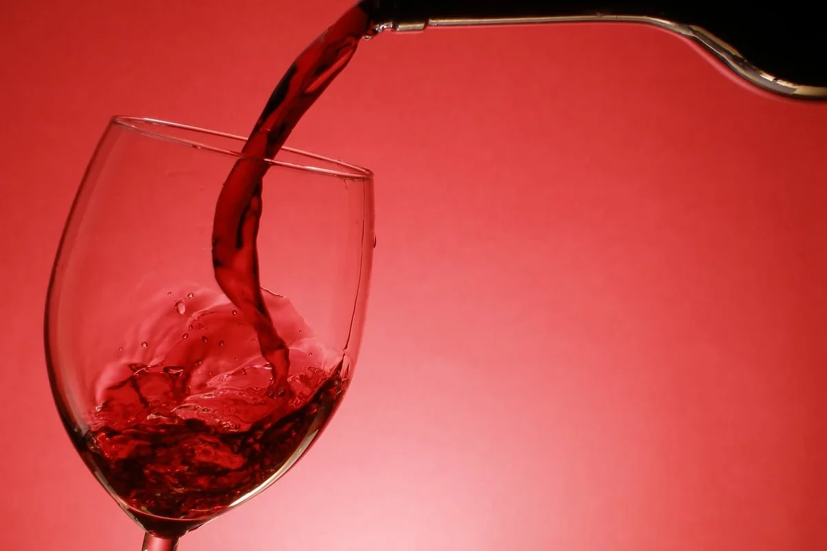 Un brindis con vino argentino, tradición y sabor que nos representan en el mundo.