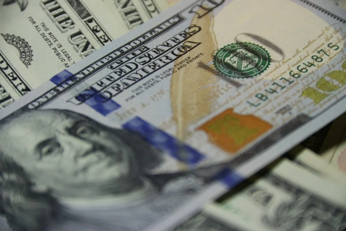 dolar cara chica pagan menos