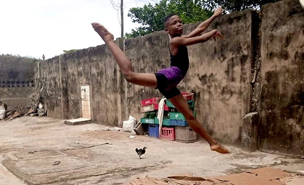 el niño nigeriano baila ballet