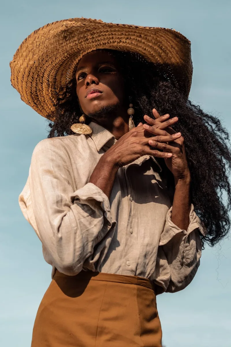 Mujer con sombrero Pamela