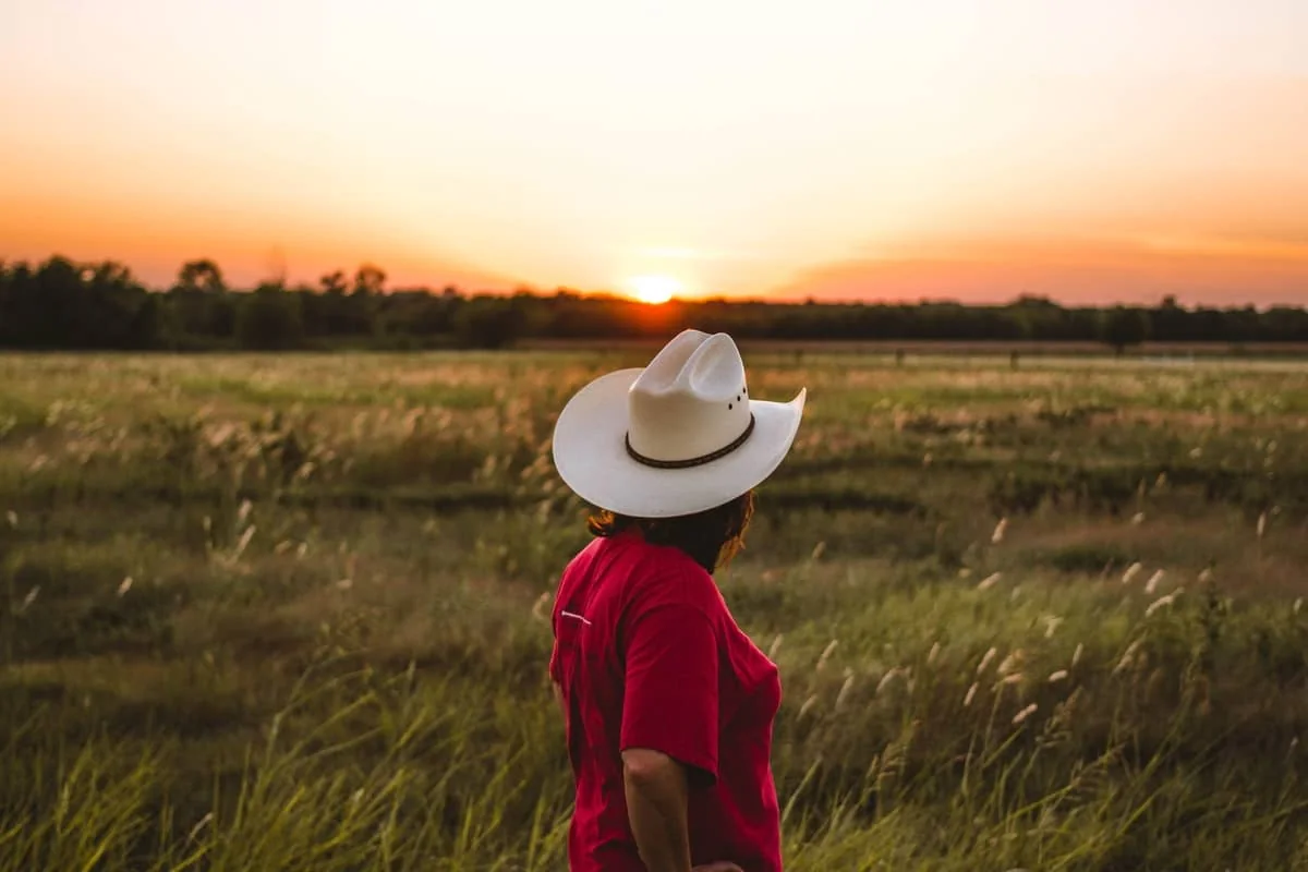 Mujer con sombrero mexicano para protegerse de los rayos del sol. A esto se debe su anchísima ala