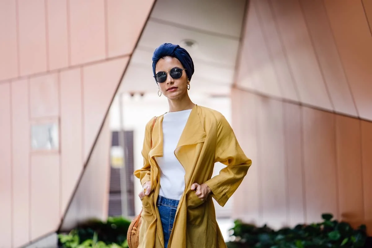 Mujer con turbante de moda