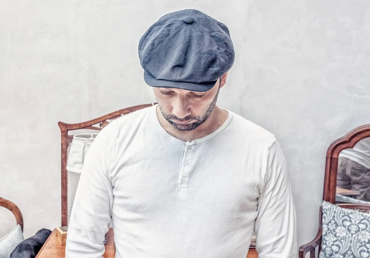 Hombre joven con gorra o boina moderna