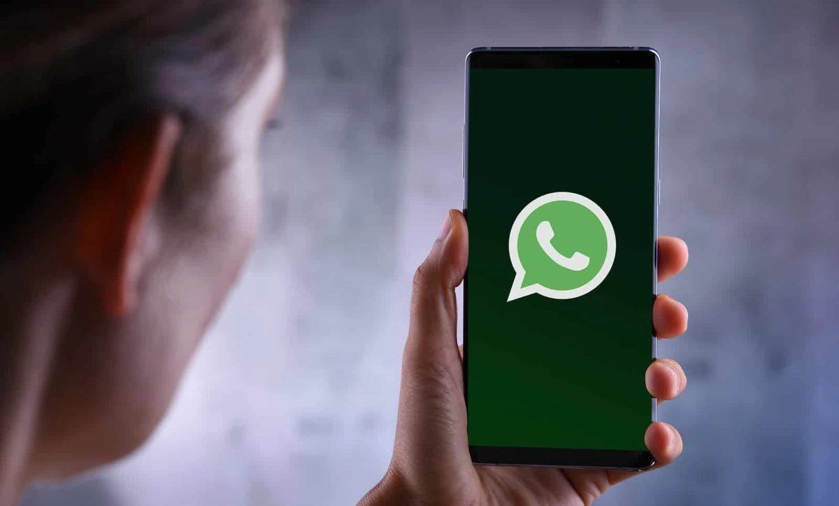 Celular con WhatsApp oficial instalado