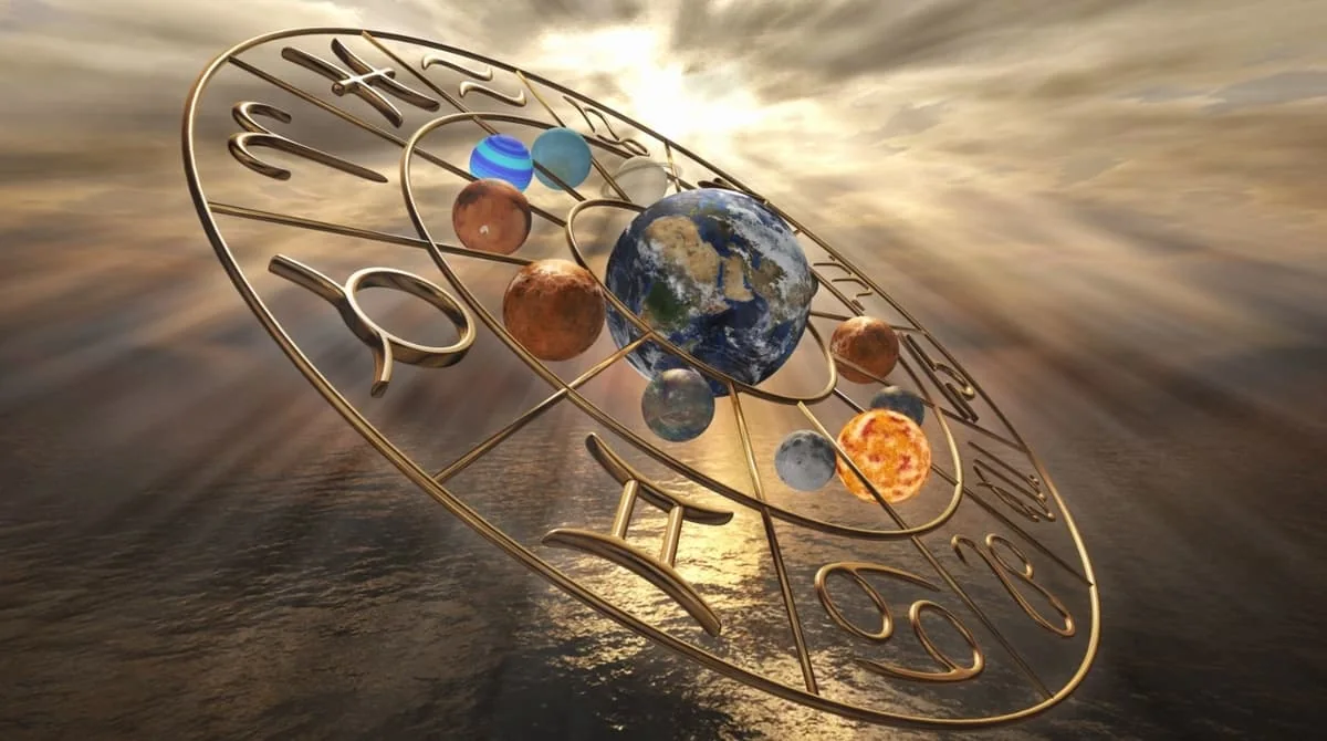 Rueda zodiacal dorada con planetas y la Tierra al centro iluminada por el sol, simbolizando los signos del zodiaco y la energía astrológica de la Luna Nueva en Libra 2025.