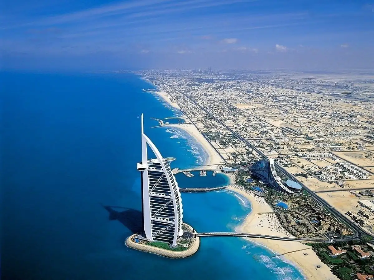 Burj Khalifa dominando el skyline futurista de Dubai con la fuente danzante y el Dubai Mall en primer plano