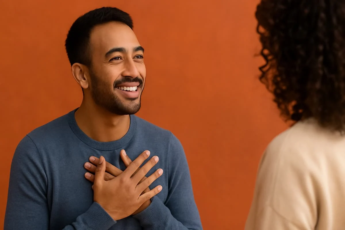 Hombre sonriendo con las manos en el pecho mientras expresa agradecimiento
