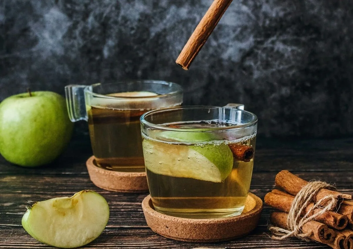 Agua saborizada de manzana y canela
