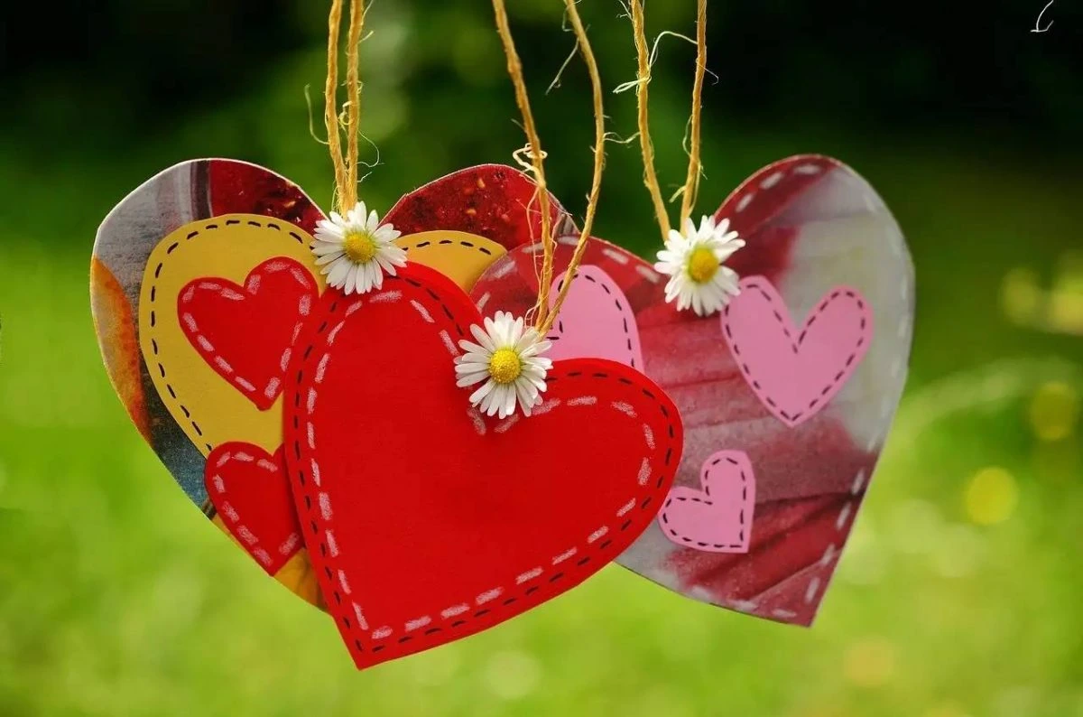 Corazones de papel colgados en un árbol como símbolo de amabilidad.