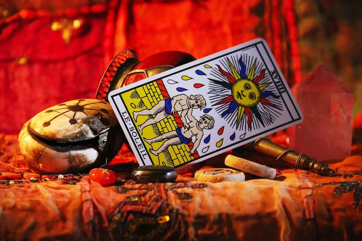 Cartas del tarot Rider-Waite, con El Sol en primer plano, ilustrando cómo formular preguntas al tarot de forma neutral para descubrir nuestra trama de vida.
