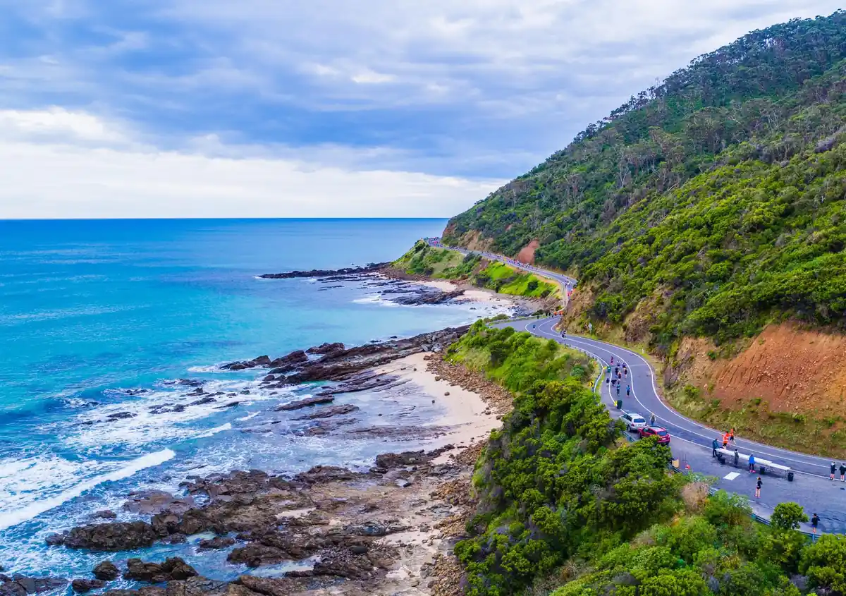 Espectacular vista de la Great Ocean Road en Australia, uno de los road trips más famosos del mundo y una aventura imperdible al vivir y trabajar en el país.