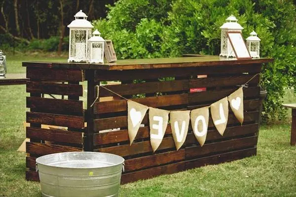 Barra rústica para bodas hecha con palets de madera