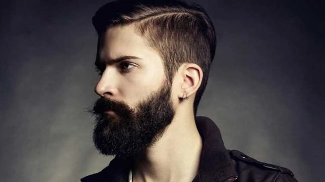Cómo aplicar aceite para hidratar y dar brillo a la barba

