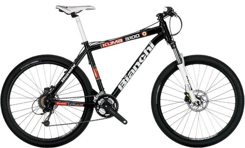 Ejemplo de una bicicleta de montaña para Cross Country (XC), la Bianchi Kuma 5100, diseñada con suspensión delantera para ser rápida y eficiente en terrenos pedregosos.