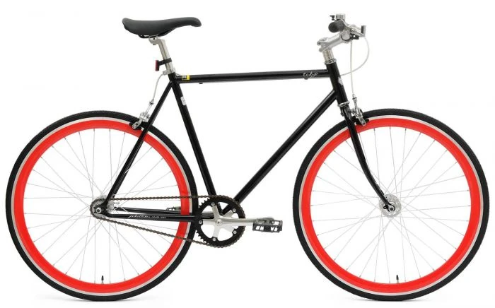 Bicicleta fixie de color negro con llantas rojas, un ejemplo del diseño simple y minimalista de las bicicletas de piñón fijo o "fixed gear" populares en la ciudad