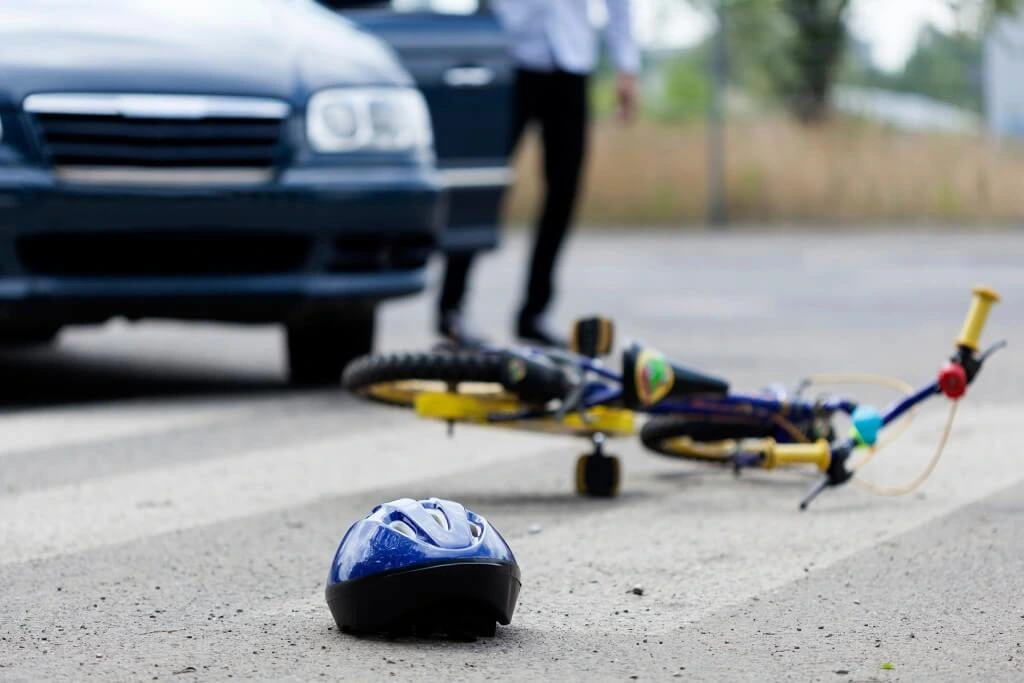 Bicicleta de niño en la ruta tirada en la carretera tras ser atropellada por un auto
