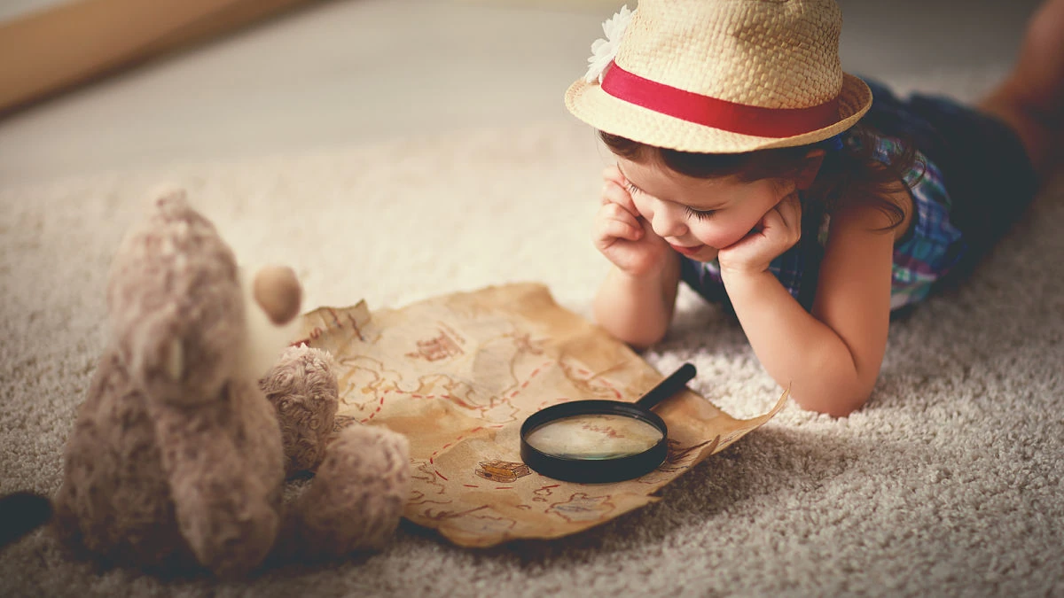 Descubriendo el Mundo en Instagram Niña explorando un mapa del tesoro, simbolizando cómo descubrir cuentas de Instagram de viajes para inspirar tu próxima aventura.