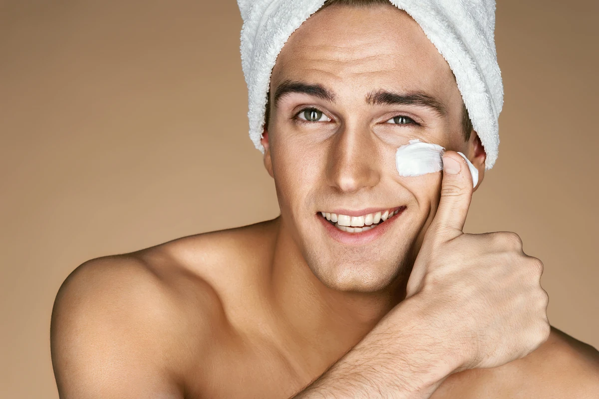 Primer plano de una hombre joven con piel radiante tras realizar su rutina de cuidado facial. Representa los resultados visibles de una exfoliación efectiva.
