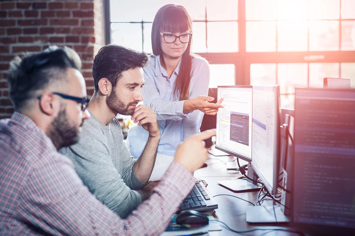 Equipo de desarrolladores de software trabajando en un proyecto, una de las profesiones con más crecimiento y mejores oportunidades laborales para la próxima década.