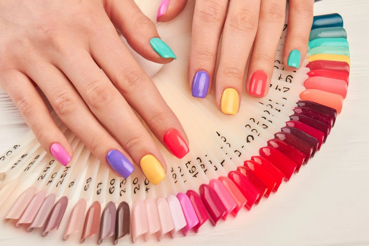 Puedes hacerte las uñas semipermanentes de los colores más diversos