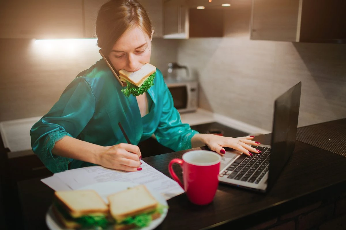 mujer estrés comida sueño