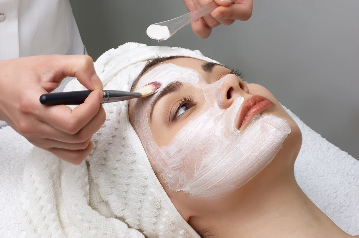 En los centros de belleza pueden hacerte una exfoliación más profunda y profesional