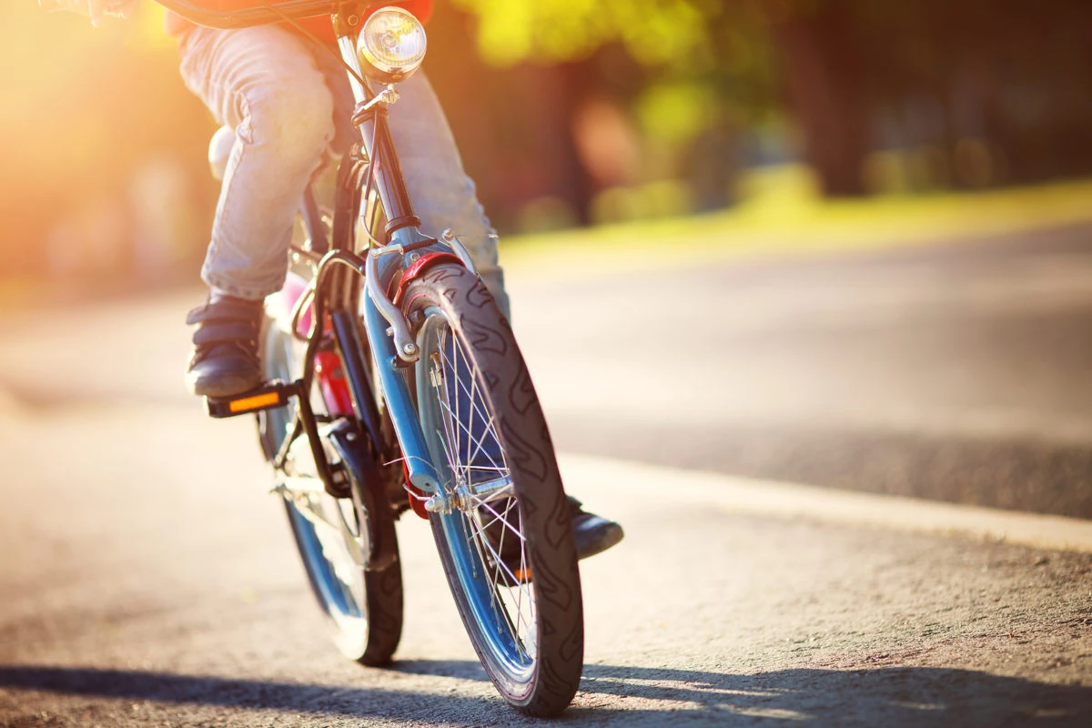 Niño andando en bicicleta en un día soleado, como inspiración para encontrar el tipo de bicicleta ideal entre las marcas y modelos recomendados para 2025.