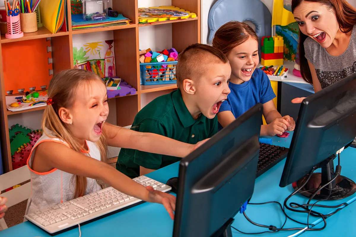 niños computadoras escuela