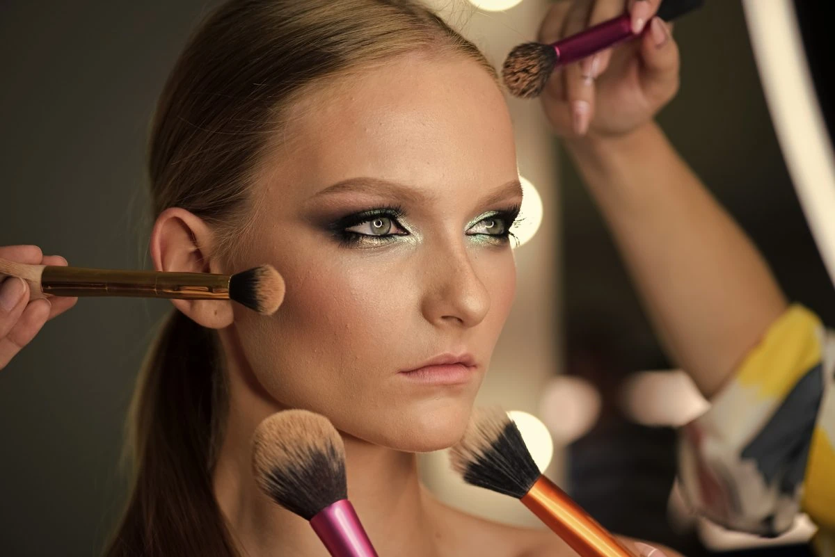 maquillaje para ropa negra