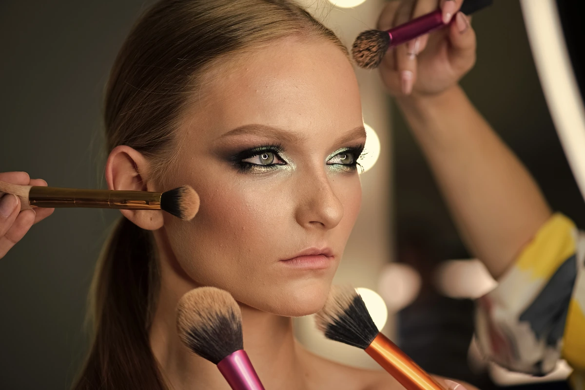 El kit de maquillaje basico incluye brochas para el rubor y la base Brochas de distintos tamaños para el maquillaje de rostro para desparramar el rubor