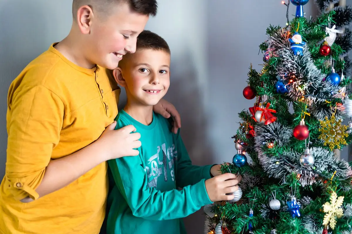Familia decorando el arbol de Navidad 2025
