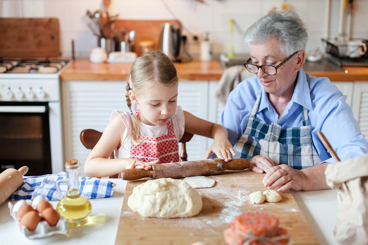 niña cocinando en familia con su abuela niña cocinando en familia con su abuela
