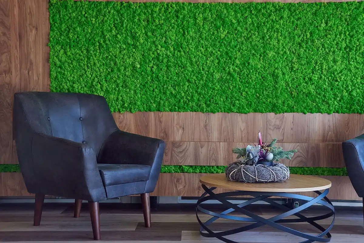 pequeño living o escritorio con jardín vertical en una pared